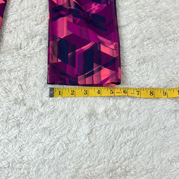 Xersion pink and purple patterned fitted work out legging capri pants, med - Picture 8 of 11